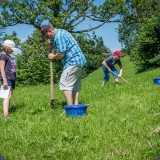Jund und weniger jung versucht die l�ngste Wurzel zu stechen